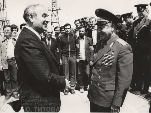 26. Фотография «М.С. Горбачев и Г.С. Титов на космодроме Байконур». 1987 год. О/Ф 663