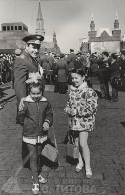 08. Фотография «Г.С. Титов с дочерьми на Красной площади». О/Ф 2422